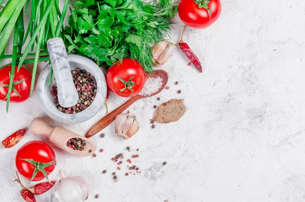 Kirschtomaten auf einem Zweig, Öl, Petersilie und Gewürz — Stockfoto