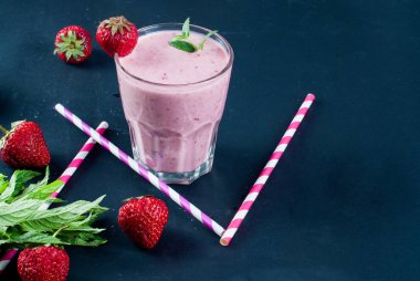 Canlandırıcı çilek ve yaban mersini smoothies