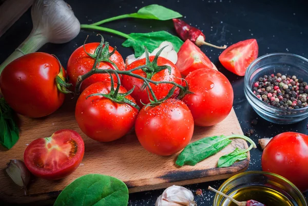 분기, 오일, 파 슬 리와 향신료에 체리 토마토 — 스톡 사진