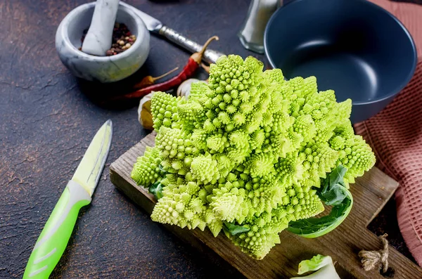 Fresh Green Romanesco Raw Organic Cabbage Ready Cooking Cutting Board — Stock Photo, Image