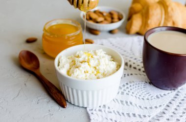 ricotta veya bal ve fındık ile süzme peynir ile Kahvaltı