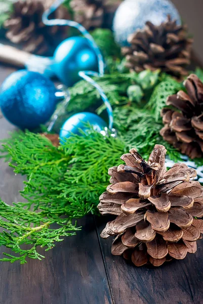 Kerst decor, geschenken, verpakking ambachtelijk papier en kegels — Stockfoto