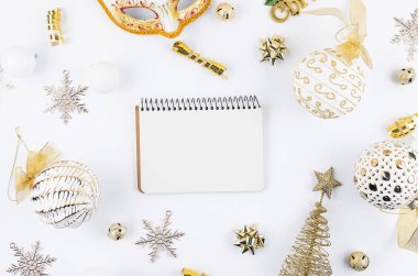 Hediyeli Noel seti, siyah, beyaz ve altın madalyalar