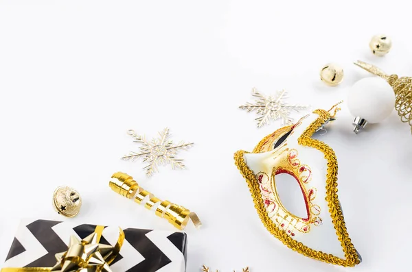 Set de Navidad con regalos, decoraciones en blanco, negro y dorado —  Fotos de Stock