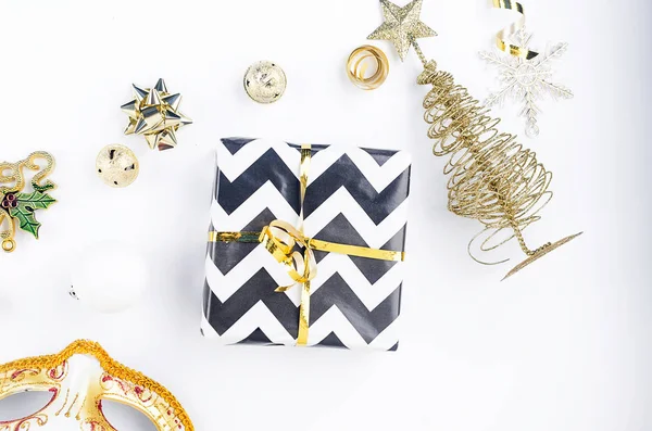 Karácsonyi készlet ajándékokkal, fekete, fehér és arany díszek — Stock Fotó