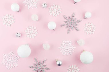 Beyaz ve gümüş toplar ve pembe Noel 'de dekoratif kar taneleri