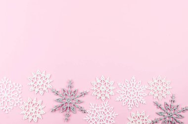 Beyaz ve gümüş toplar ve pembe Noel 'de dekoratif kar taneleri