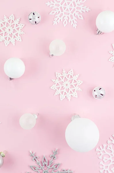Bolas brancas e prateadas e flocos de neve decorativos em Christm rosa — Fotografia de Stock