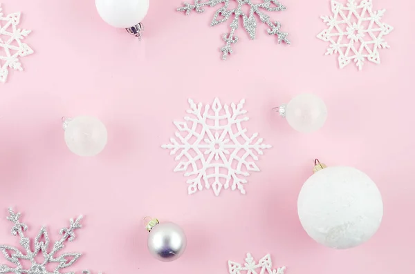 Bolas brancas e prateadas e flocos de neve decorativos em Christm rosa — Fotografia de Stock