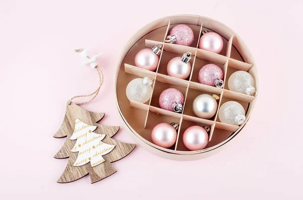 Bolas de Natal rosa e branco em caixa redonda de madeira em rosa backg — Fotografia de Stock