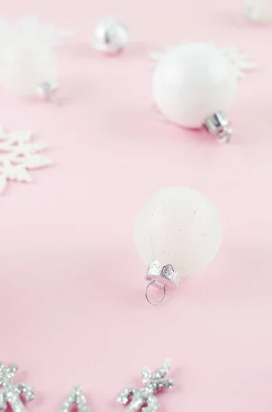 Bolas brancas e prateadas e flocos de neve decorativos em Christm rosa — Fotografia de Stock