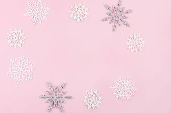 Λευκές και ασημένιες μπάλες και διακοσμητικές νιφάδες χιονιού σε ροζ Christm — Φωτογραφία Αρχείου