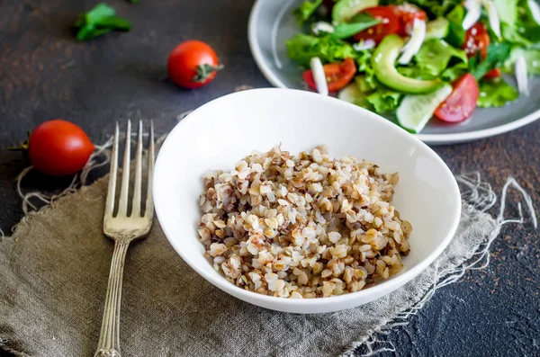 Гречневая каша и овощной салат для ланча, диетическое меню — стоковое фото