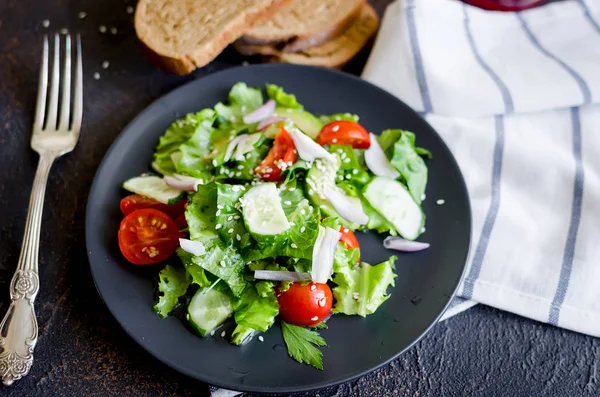 Frischer grüner Biosalat mit rohen Zutaten aus nächster Nähe. — Stockfoto