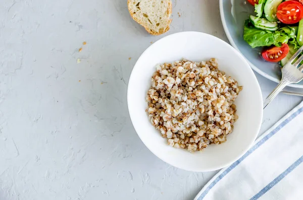 Porridge di grano saraceno e insalata di verdure per lanch, Menù a Regime — Foto Stock