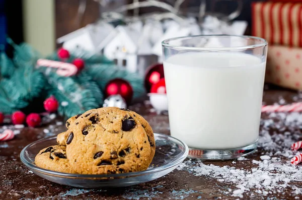 Un vaso de leche y galletas para Santa —  Fotos de Stock