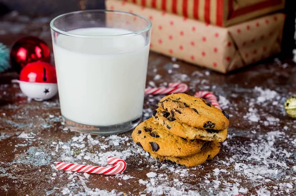 Un vaso de leche y galletas para Santa —  Fotos de Stock