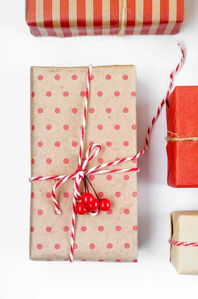 Рождественский набор с подарками на бумаге — стоковое фото