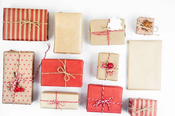 El sanatları kağıdındaki hediyelerle dolu Noel seti
