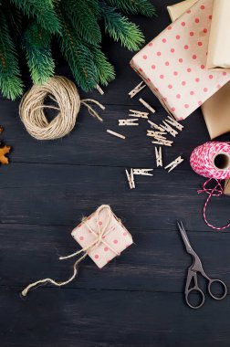 Karanlık arka planda bir sürü el işi hediyesi olan Noel kartı.