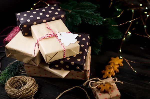 Cartão de Natal com muitos presentes artesanais no fundo escuro — Fotografia de Stock