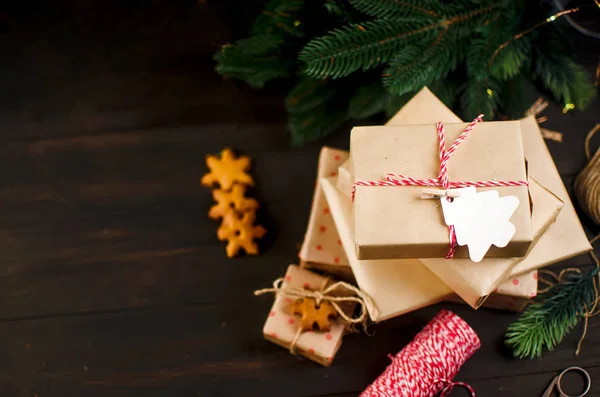 Cartão de Natal com muitos presentes artesanais no fundo escuro — Fotografia de Stock