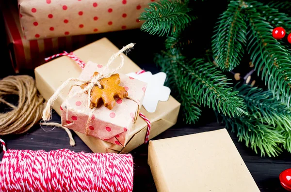 Tarjeta de Navidad con muchos regalos de artesanía sobre fondo oscuro — Foto de Stock