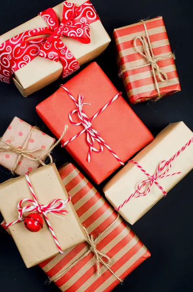 Julset med presenter i pysselpapper — Stockfoto