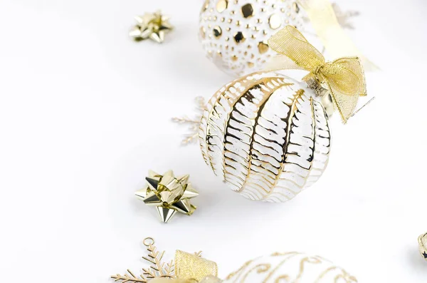 Χριστουγεννιάτικο σετ με λευκά και χρυσά διακοσμητικά — Φωτογραφία Αρχείου