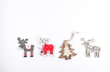 Beyaz Noel arkaplanındaki üç tahta geyik