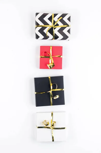 Jul set med vita, röda och svarta gåvor — Stockfoto