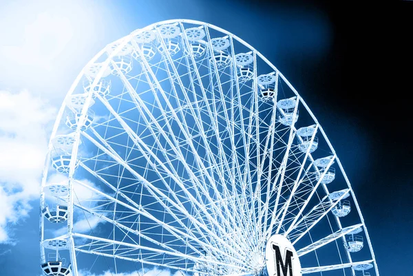 Grande roue contre le ciel photo bleue tonique — Photo