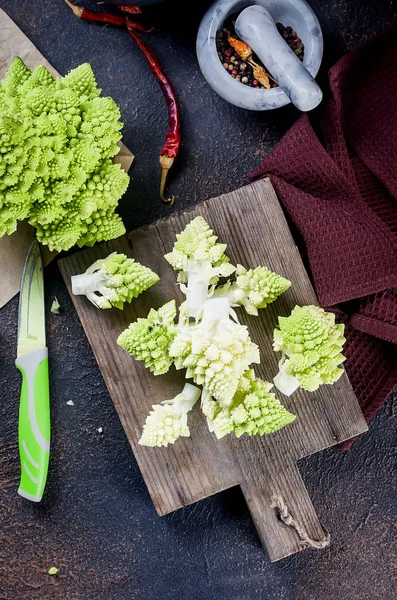 Verde proaspăt varză romanesco — Fotografie, imagine de stoc