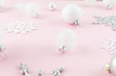 Beyaz ve gümüş toplar ve pembe Noel 'de dekoratif kar taneleri