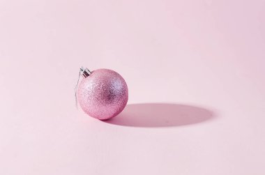 Pembe kağıt üzerinde pembe noel baloları