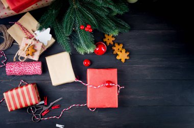 Karanlık arka planda bir sürü el işi hediyesi olan Noel kartı.