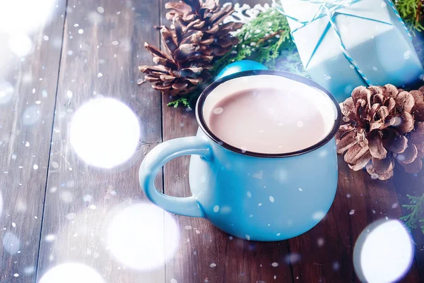 Gorące kakao i świąteczne dekoracje, prezenty — Zdjęcie stockowe