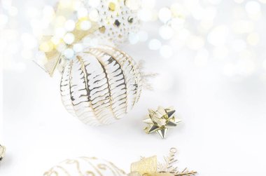 Beyaz ve altın madalyalı Noel seti