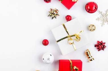 Noel seti beyaz, kırmızı ve altın hediyeler ve süslemelerle