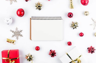 Noel seti beyaz, kırmızı ve altın hediyeler ve süslemelerle