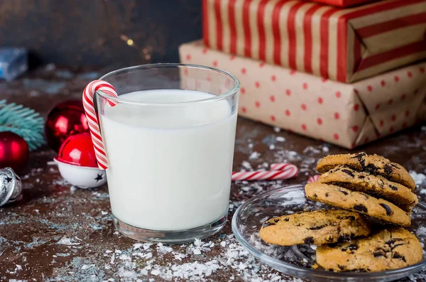 Un vaso de leche y galletas para Santa —  Fotos de Stock