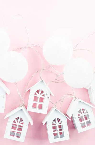 하얀 공 이달린 장식용 화환 과 분홍빛 크리스마스에 사는 집들 — 스톡 사진