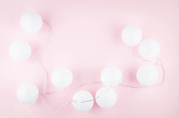 Witte ballen van decoratieve slinger op roze kerstset — Stockfoto