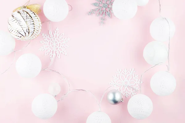Λευκές μπάλες, διακοσμητικές νιφάδες χιονιού και γιρλάντα σε ροζ Χριστούγεννα — Φωτογραφία Αρχείου