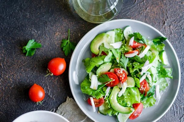 Fresh green organic salad with raw ingredients close up. — Stock Photo, Image