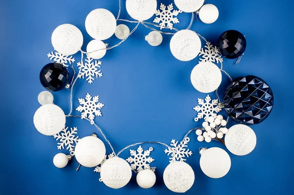 Bolas azuis, flocos de neve decorativos e guirlanda no Natal azul — Fotografia de Stock