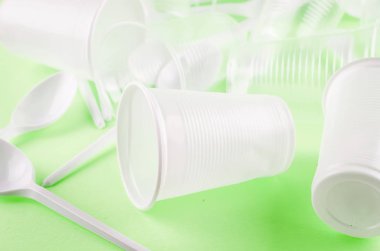 Beyaz plastik tek kullanımlık sofra  