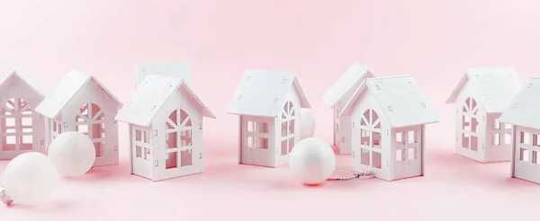 Decorative garlands with white houses on pink Christmas set — Stock Photo, Image