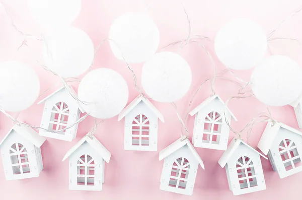 하얀 공 이달린 장식용 화환 과 분홍빛 크리스마스에 사는 집들 — 스톡 사진