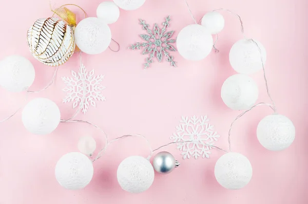 Λευκές μπάλες, διακοσμητικές νιφάδες χιονιού και γιρλάντα σε ροζ Χριστούγεννα — Φωτογραφία Αρχείου